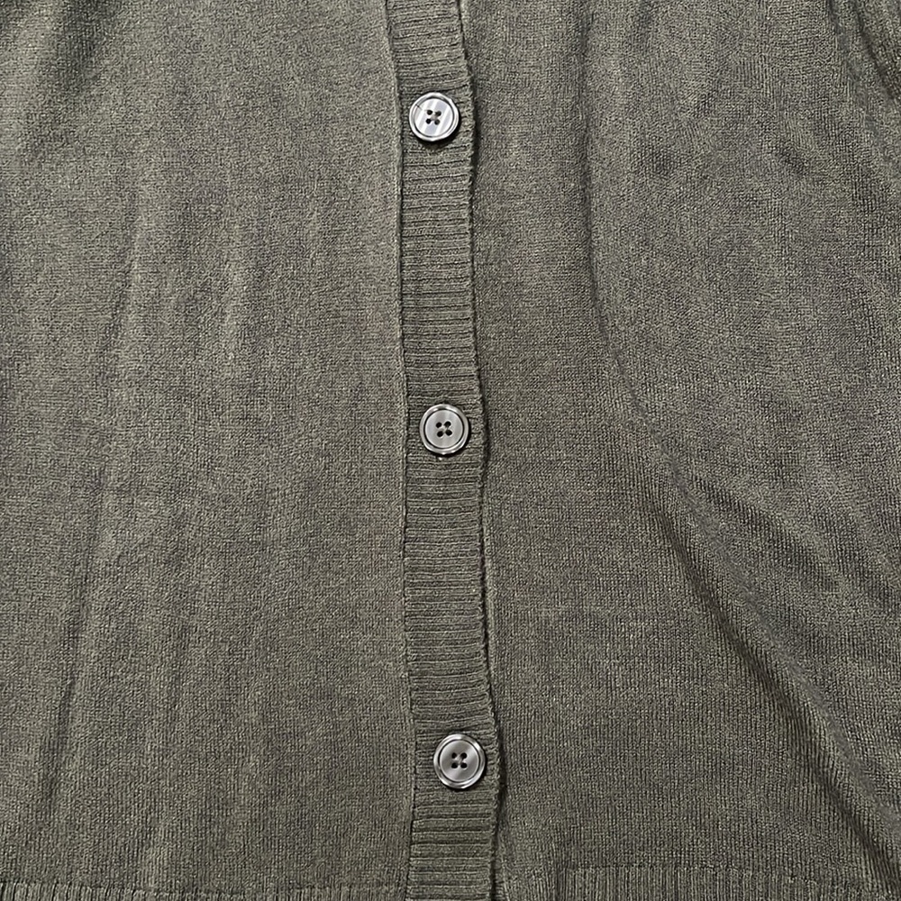 NWTG Lilac Bloom Buttoned women's long sleeve sweater, Size M - Picture 4 of 9